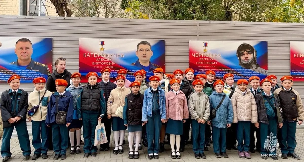 Кадеты третьих классов побывали в пожарной части и заглянули в кабины спецмашин