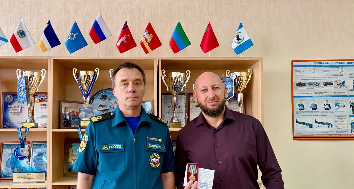 Сергей Якшин вытащил из ледяной Ахтубы двух девочек и получил медаль МЧС