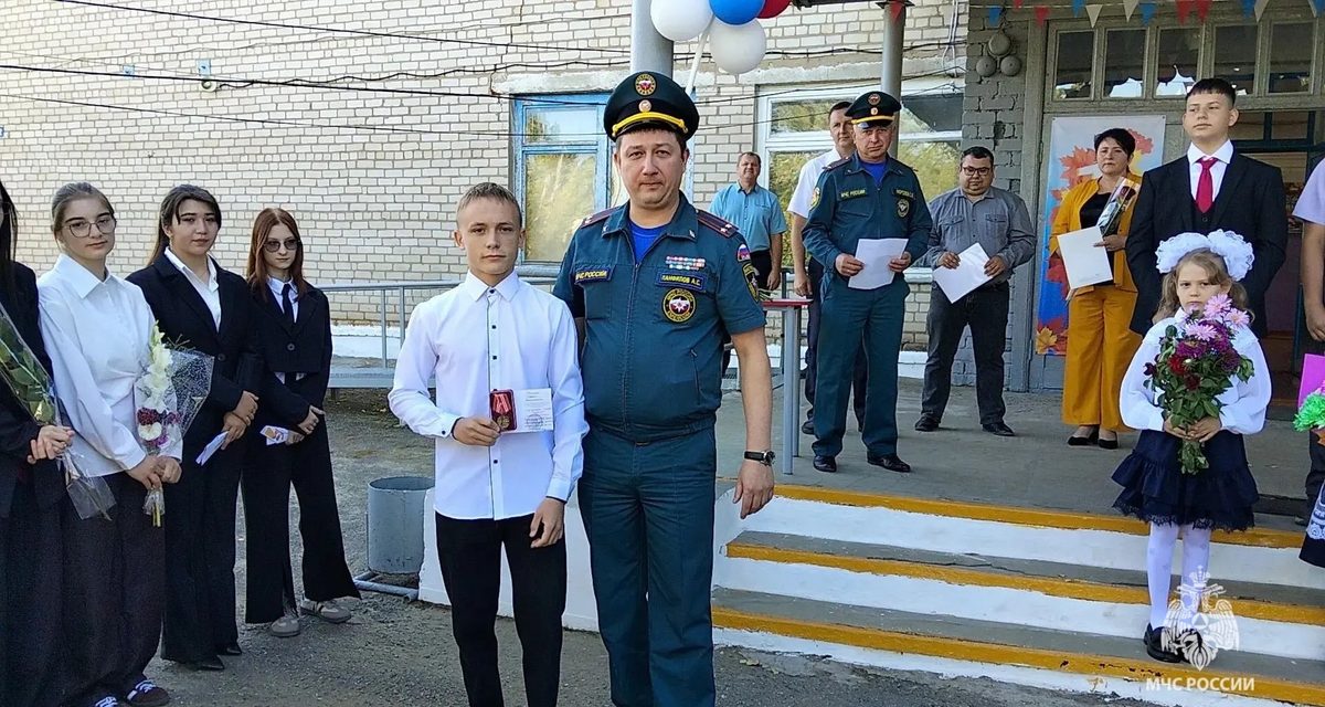 Соседи в Иловлинском районе спасли четырёх человек из горящего дома и получили медали