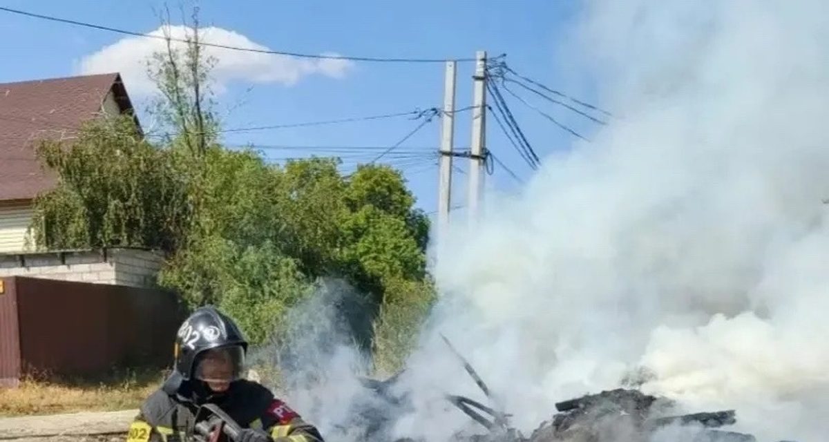 Волгоградские пожарные ликвидировали возгорание мусора на улице Башкирской