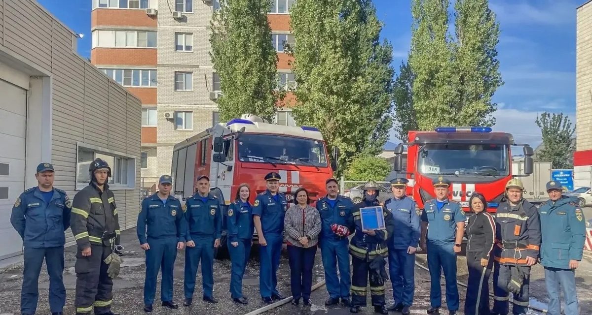 Волгоградские пожарные с почетом проводили коллегу на пенсию после 31 года службы