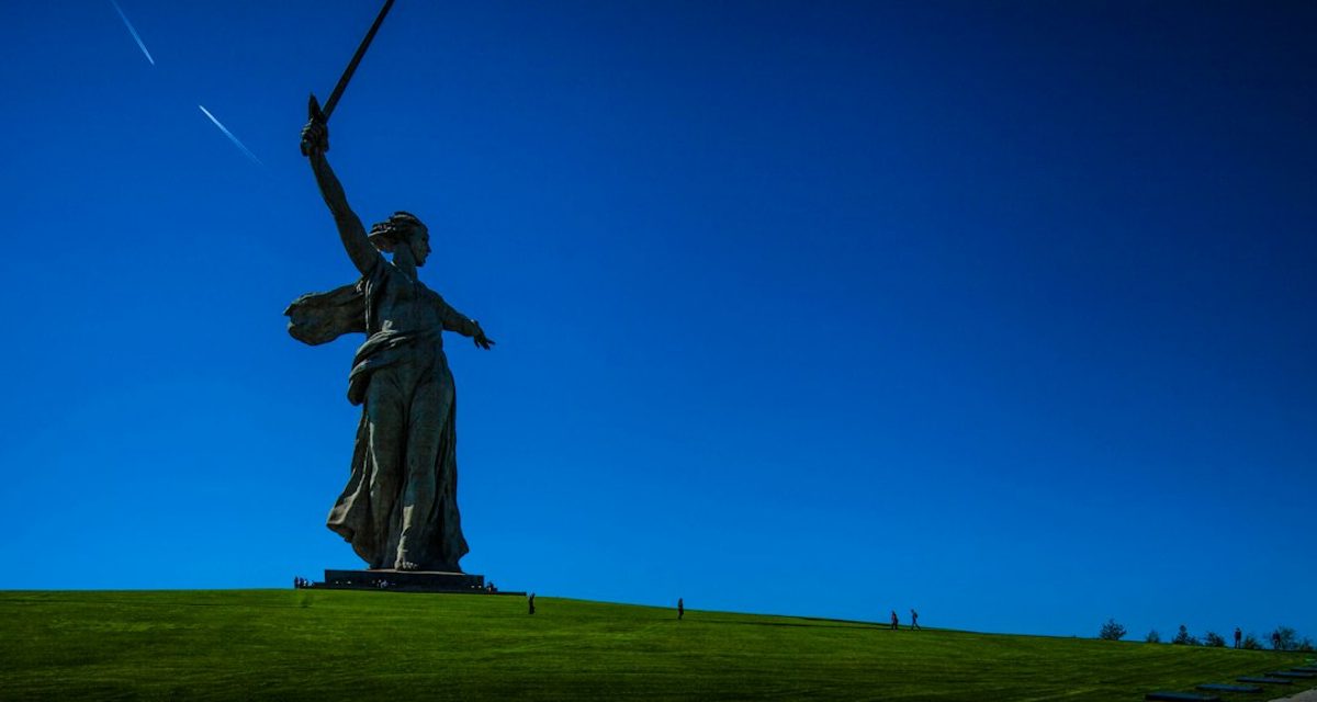 Площадь Павших борцов в Волгограде открыли после обновления, а памятник Александру Невскому освятили