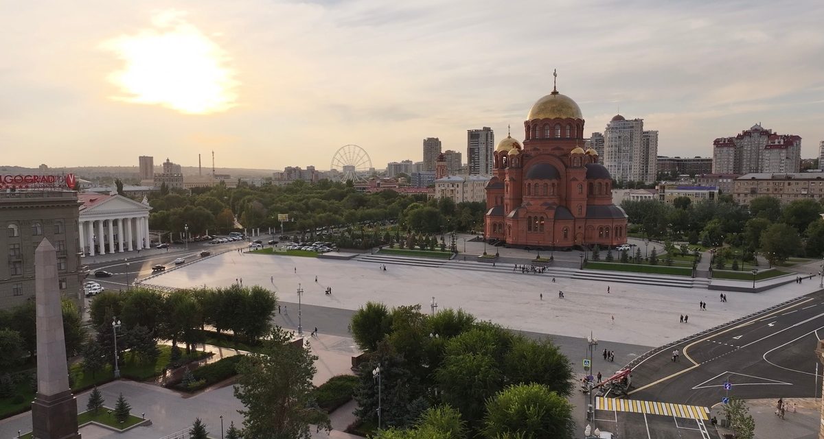 На площади Павших борцов заменили порядка километра сетей и уложили свыше 11,5 тыс. кв. м гранита
