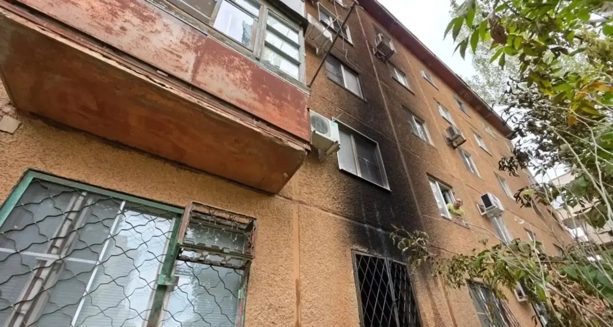 Соседи вызвали пожарных в квартиру в Волжском, двоих пострадавших госпитализировали