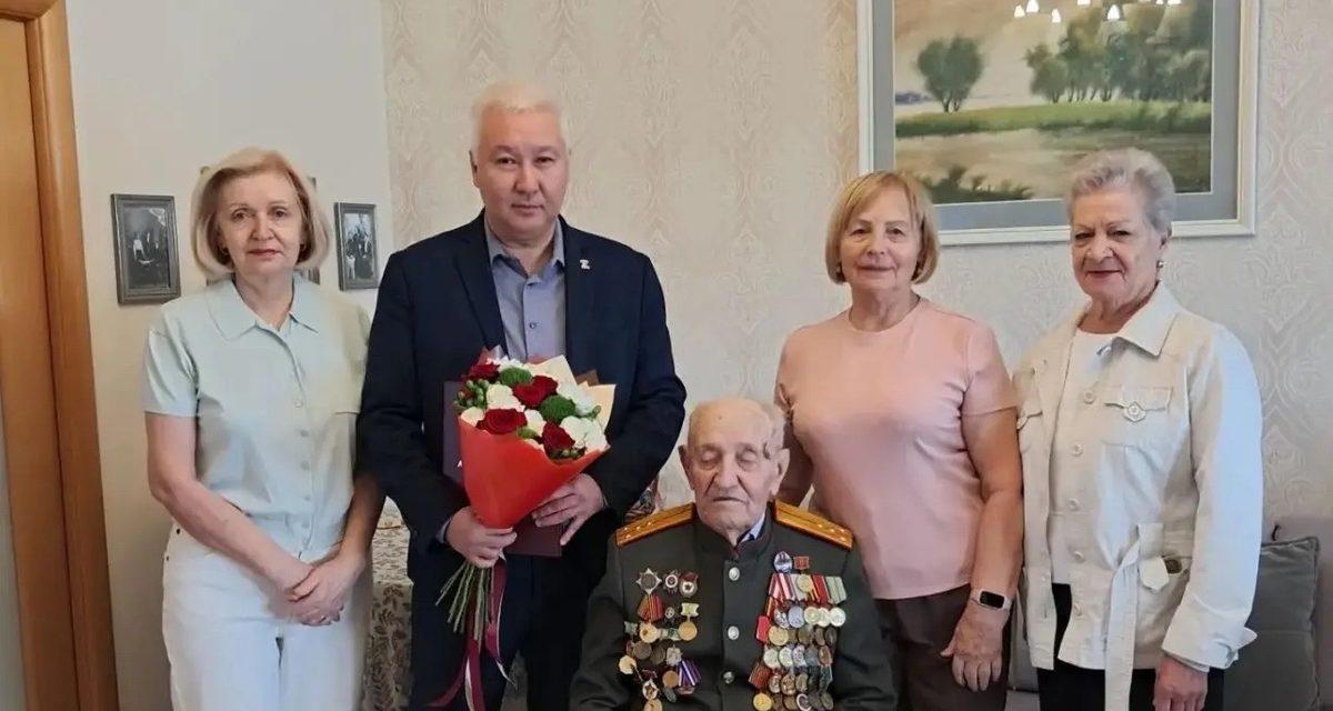 Волгоградец Евгений Рогов, прошедший Сталинград и Севастополь, отмечает 102 года