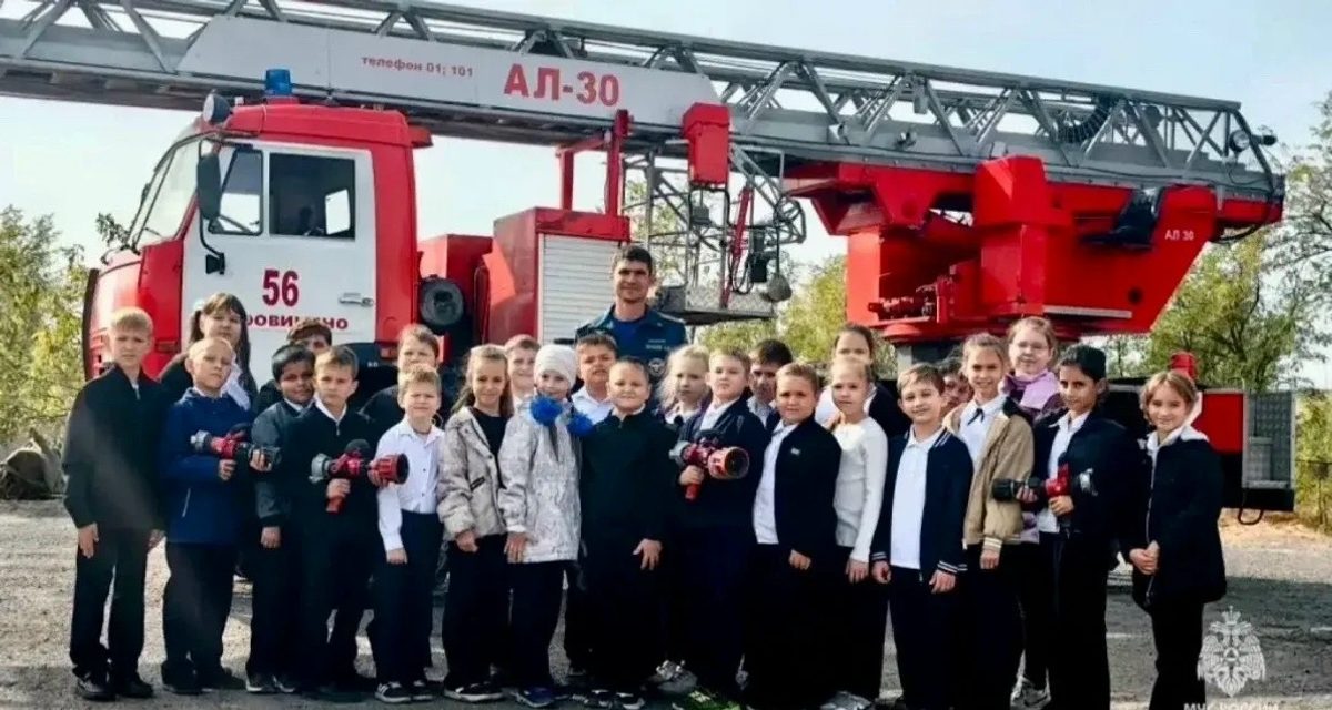 Третьеклассники в Суровикино примерили боевую одежду и увидели выезд пожарных по тревоге