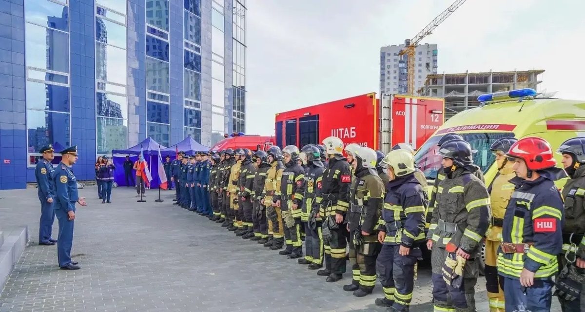 Волгоградские пожарные штурмовали 27-этажный небоскрёб: победитель поднялся за пять минут